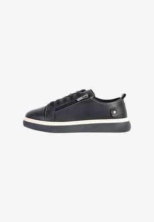 Zapatilla de cuero negra con diseño de cordones, detalle de cremallera lateral y costuras blancas. Presenta una suela de goma gruesa y punta redondeada.