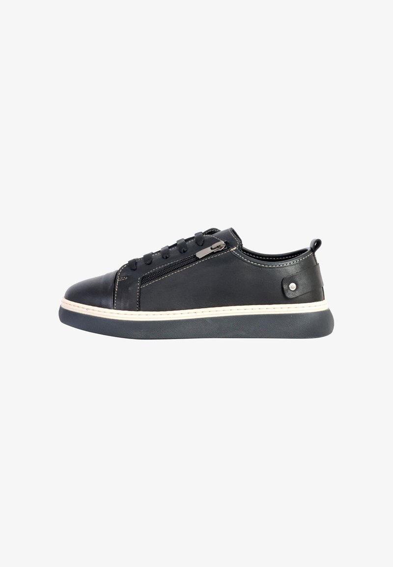 Zwarte leren sneaker met vetersluiting, zijritsdetail en witte stiksels. Voorzien van een dikke rubberen zool en een ronde neus.