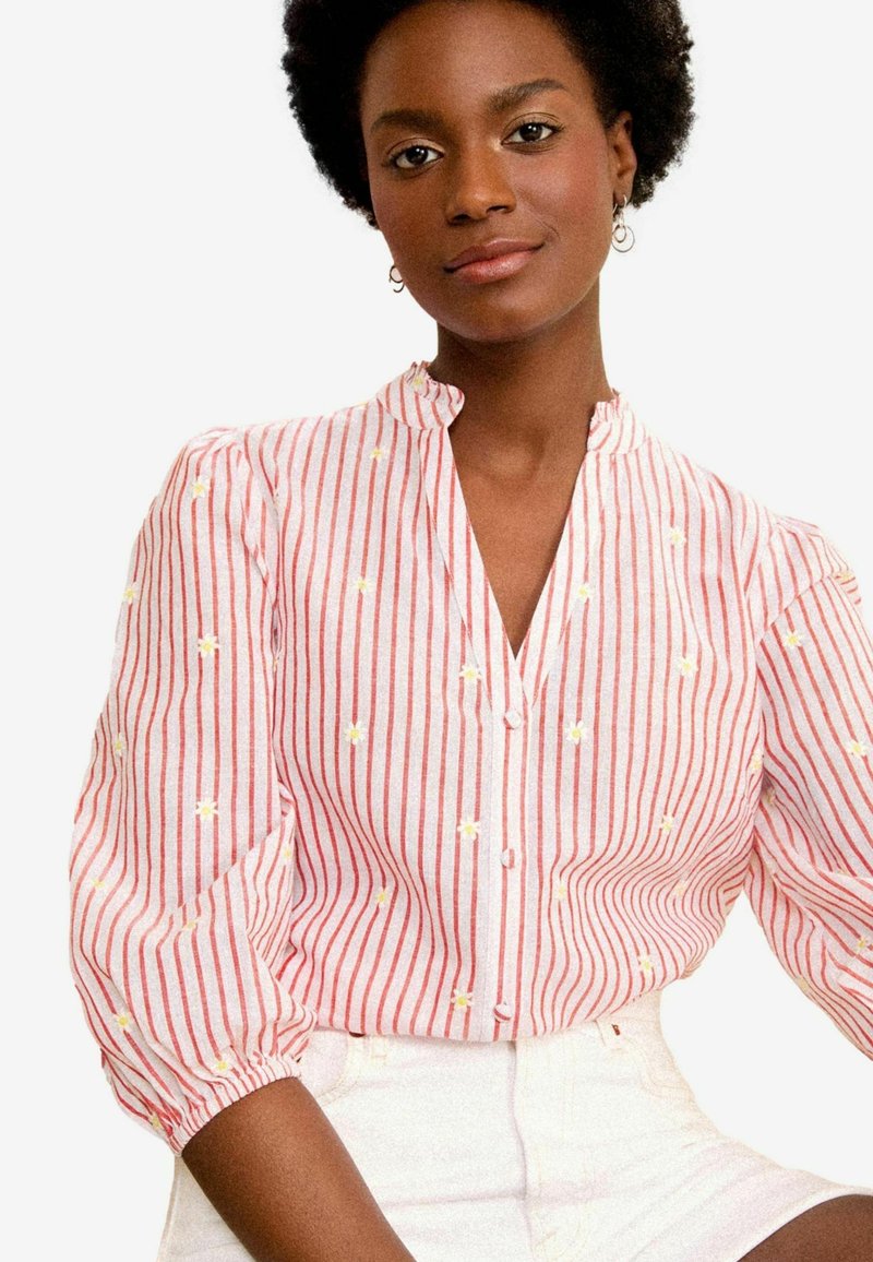 Love & Roses RUFFLE V NECK 3/4 SLEEVE - REGULAR FIT - Blúzka so zapínaním na gombíky - red and white embroidery