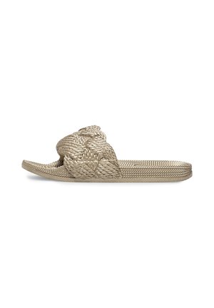 Flad slidesandal med bredt vævet metallic beige rem og tekstureret sål, vist fra siden på hvid baggrund.