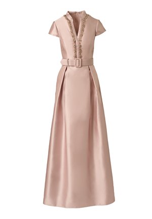 Langes blush-pinkfarbenes Satin-Kleid mit kurzen Ärmeln, floraler Perlenverzierung entlang des V-Ausschnitts und passendem Gürtel mit rechteckiger Schnalle.