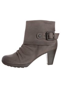 Botín de cuero marrón con punta redonda, parte superior holgada, detalle de hebilla en el costado y tacón alto afilado.