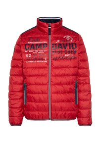 Giacca rossa gonfiata con colletto alto, chiusura con zip e dettagli blu navy. Presenta testo stampato e grafiche sul davanti. Due tasche laterali.