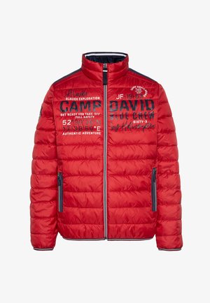 Rode puffy jas met een hoge kraag, ritsluiting en marineblauwe accenten. Bevat bedrukte tekst en graphics aan de voorkant. Twee zijzakken.