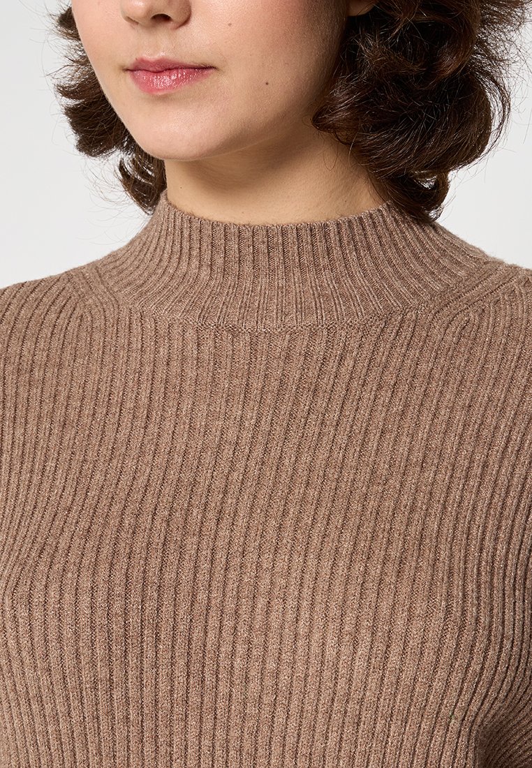 Maglione a coste marrone con un collo alto e aderente. La texture è morbida e distintiva, con strisce verticali su tutto il capo.