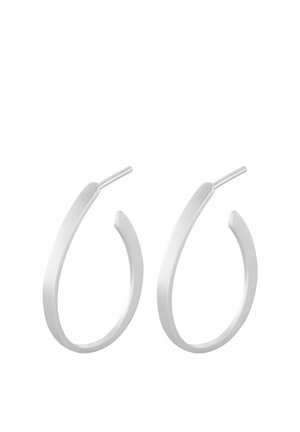 Pár elegantných, moderných strieborných kruhových náušníc s plochým, zakriveným dizajnom a priamymi kolíkmi pre prepiercované uši.