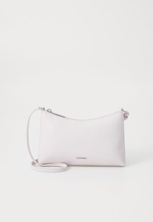 Bolsa de ombro em pele rosa com um design elegante, fecho de zip e alça destacável. Apresenta uma marcação discreta na parte da frente.