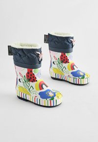 Bunte wasserdichte Stiefel mit einem gesteppten navyblauen Obermaterial, fluffigem weißen Futter und einem gemusterten Multicolor-Design mit Blumen und Regenbögen.