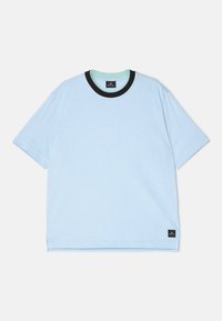 T-shirt bleu clair à manches courtes, col rond noir et col intérieur vert. Présente une petite étiquette logo en bas à gauche.