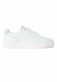 Baskets basses blanches avec talon bleu clair, lacets blancs, œillet doré et logo "Tommy Hilfiger" en doré sur le côté.