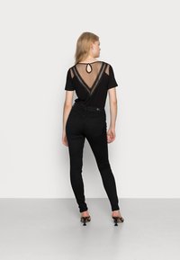 Pieces PCSHAPE UP SAGE - Prigludę džinsai - black