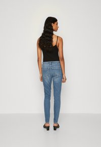 Vero Moda Petite VMSYLVIA - Kavbojke slim fit - medium blue denim/moder ...