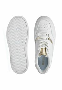 Białe sneakersy z gładką skórzaną cholewką, złotymi akcentami na języku, fakturowaną gumową podeszwą i perforacjami na palcach.