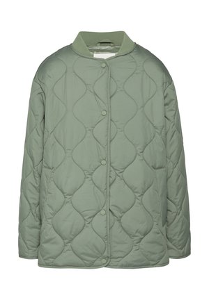 Steppjacke in Olivgrün mit Rundhalskragen, Druckknöpfen und einer glatten, gepolsterten Textur mit wellenförmigen Steppmustern.