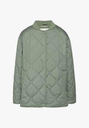 Steppjacke in Olivgrün mit Rundhalskragen, Druckknöpfen und einer glatten, gepolsterten Textur mit wellenförmigen Steppmustern.