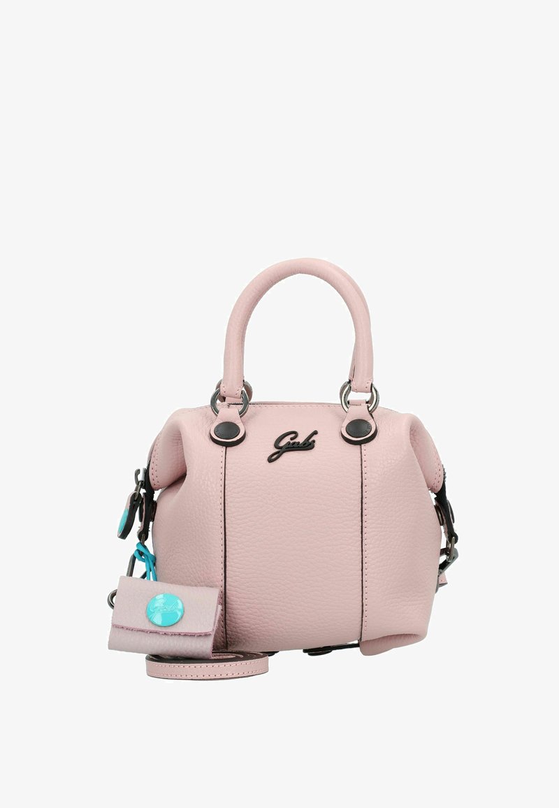 Borsa in pelle rosa con design arrotondato, doppi manici superiori, dettagli in hardware nero e un'etichetta staccabile con un bottone blu.