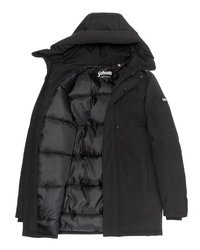 Chaqueta de invierno negra con aislamiento y capucha, bolsillo en el pecho con cremallera y logo de Schott NYC visible en el interior y en la manga izquierda.