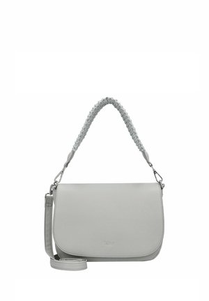 Bolso de hombro de cuero gris con una correa trenzada, textura suave, cierre de solapa y acentos de metal plateado. Logotipo de Gabor en la parte frontal.