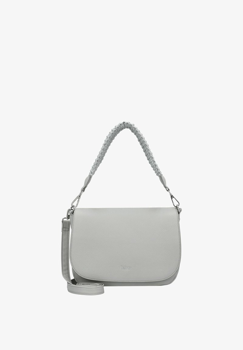 Bolso de hombro de cuero gris con una correa trenzada, textura suave, cierre de solapa y acentos de metal plateado. Logotipo de Gabor en la parte frontal.