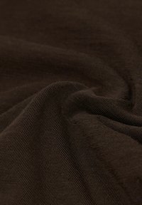 Hnědá látka s jemnou texturou, která m�á jemný žebrovaný vzor. Materiál se jeví jako pružný a lehký, měkce splývá v proudech.