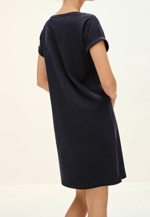 Granatowa sukienka T-shirt z miękkiego materiału, z podwiniętymi rękawami i prostym krojem, o długości do kolan i z bocznymi rozcięciami.
