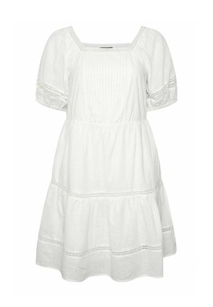Abito in lino bianco con scollatura quadrata, maniche puff corte e gonna a strati. Presenta dettagli in pizzo lungo le maniche e in vita.