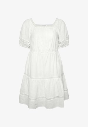 Abito in lino bianco con scollatura quadrata, maniche puff corte e gonna a strati. Presenta dettagli in pizzo lungo le maniche e in vita.
