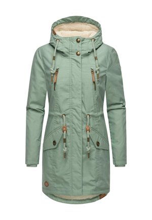 Mintgroene parka met een capuchon, crèmekleurige fleece voering, twee voorzakken met kleppen en verstelbare trekschoenen met bronzen hardware accenten.