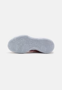 Hvid gummi ydersål med et struktureret mønster, der har diamant- og trekantede former, designet til greb og holdbarhed.