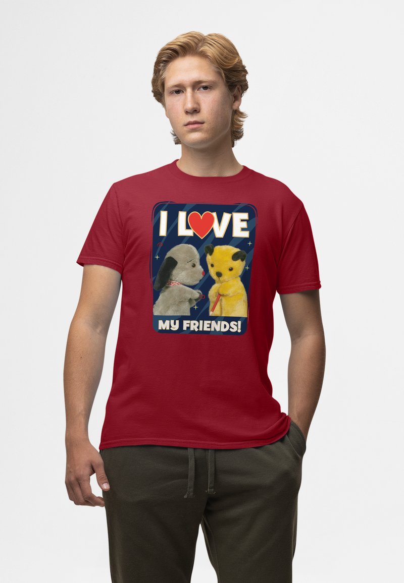 Rød cotton t-shirt med et grafisk motiv af to tegneserie-dyr og teksten "I ❤️ MY FRIENDS!" i fed og farverig skrift.
