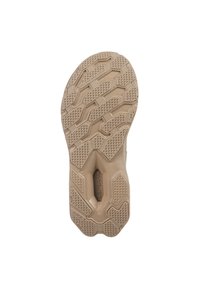 Hellbraune Schuhsohle mit einem strukturierten Grip-Muster, das geometrische Formen und tiefe Einkerbungen für Traktion aufweist.
