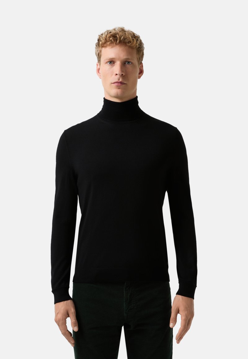 Schwarzer Rollkragenpullover aus weichem Material. Hat lange Ärmel und ein tailliertes Design, mit einer glatten Textur und ohne Muster.