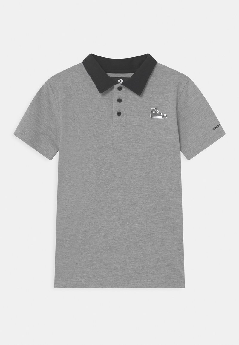 Polo gris à manches courtes avec col noir, trois boutons noirs, écusson de sneaker sur le côté gauche de la poitrine et logo sur la manche droite.