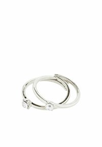 Anillos apilados de metal plateado que presentan dos piedras preciosas transparentes, textura suave, forma circular y un diseño elegante y minimalista.