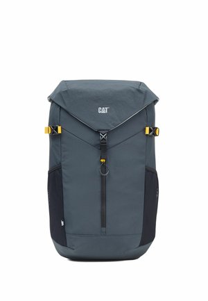 Mochila CAT de color gris oscuro con tapa de solapa, bolsillo frontal con cremallera vertical, bolsillos laterales de malla negra y detalles de hebilla amarilla.