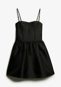 Robe mini en satin noir avec corsage ajusté, décolleté en cœur, fines bretelles spaghetti ajustables et jupe froncée.