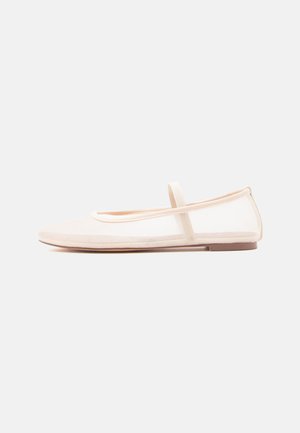Ballerinasko med øverste del i gjennomsiktig beige mesh og en satengrem, med en avrundet tå og en lav brun såle. Lett og fleksibel design.