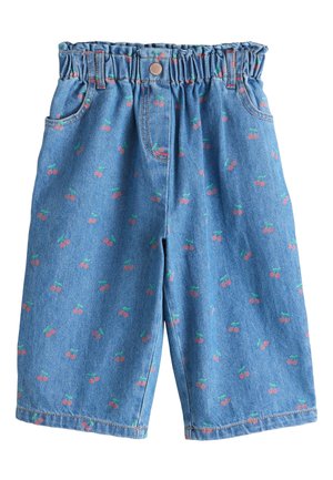 Blå denimshorts med elastik i taljen og små røde kirsebærmønstre overalt på stoffet, med forlommer og knaplukning.
