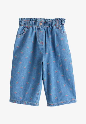Blauwe denim shorts met elastische tailleband en kleine rode kersenpatronen over de hele stof, met voorzakken en een knoopsluiting.