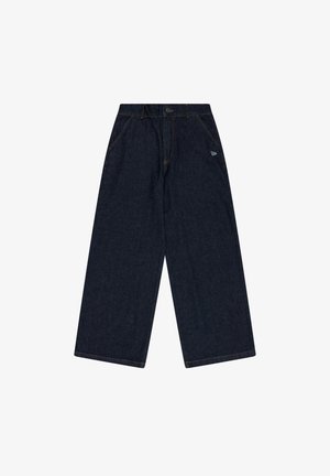 Pantalones de mezclilla oscuros de pierna ancha con cremallera, cierre de botón, bolsillos frontales y un logo de la marca en la parte superior izquierda.