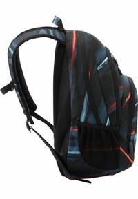 Mochila negra con patrones abstractos en azul y rojo, correas de hombro acolchadas, un bolsillo lateral de malla texturizada y un compartimento con cremallera.