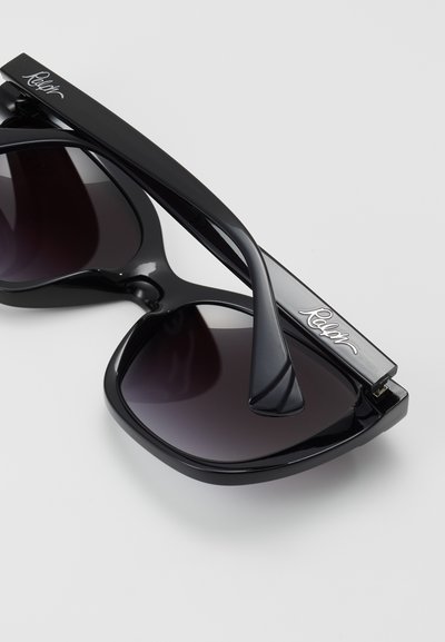 Ochelari de soare negri cu lentile întunecate, ramă largă și finisaj lucios. Prezintă logo-ul argintiu "Ralph" pe tâmplă și un design al brațului curbat.