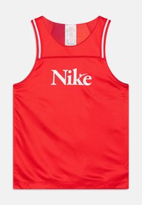 Czerwony top sportowy Nike z siatkową teksturą. Posiada białe logo z przodu oraz białe akcenty wzdłuż szwów na ramionach. Klasyczny sportowy design.