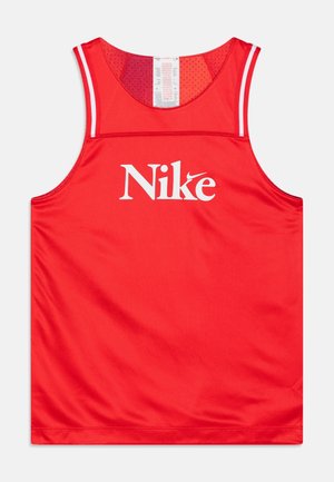 Débardeur rouge Nike avec une texture en maille. Présente un logo blanc sur le devant et des accents blancs le long des coutures des épaules. Design athlétique classique.