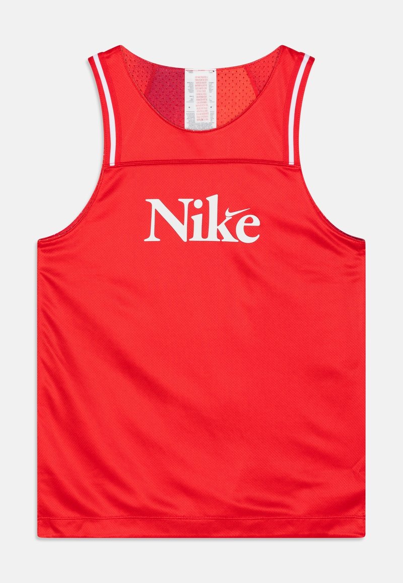 Czerwony top sportowy Nike z siatkową teksturą. Posiada białe logo z przodu oraz białe akcenty wzdłuż szwów na ramionach. Klasyczny sportowy design.
