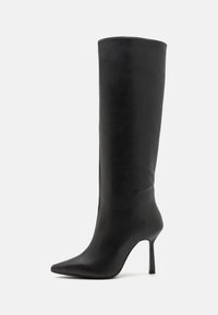 Czarna skórzana szpilka sięgająca do kolana z ostrym noskiem i eleganckim designem, charakteryzująca się gładką fakturą i minimalistycznym stylem.