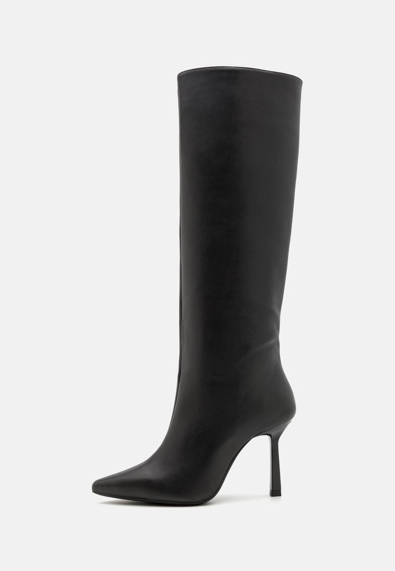 Czarna skórzana szpilka sięgająca do kolana z ostrym noskiem i eleganckim designem, charakteryzująca się gładką fakturą i minimalistycznym stylem.