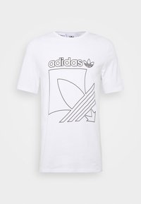 Vit bomulls-t-shirt med en svart Adidas-logotyp, en stiliserad grafik med kurvor och tre diagonala ränder, fyra korta ärmar.