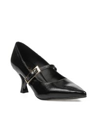 Zapato de tacón negro de cuero con punta afilada, tacón delgado y una correa decorativa con un acento metálico. Textura suave y diseño elegante.