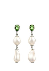 Hängörhängen som har två vita, oregelbundet formade pärlor och en grön, päronformad ädelsten, i silverfärgad metall.